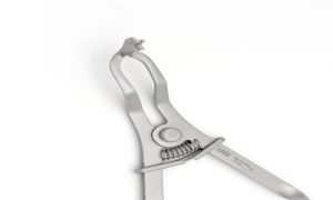 efrver Close-up of non-ball-ended tines on rubber dam forceps for clamp placement.