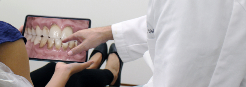 Dentist applying diagnosing periodontitis workflow using digital imaging during patient consultation